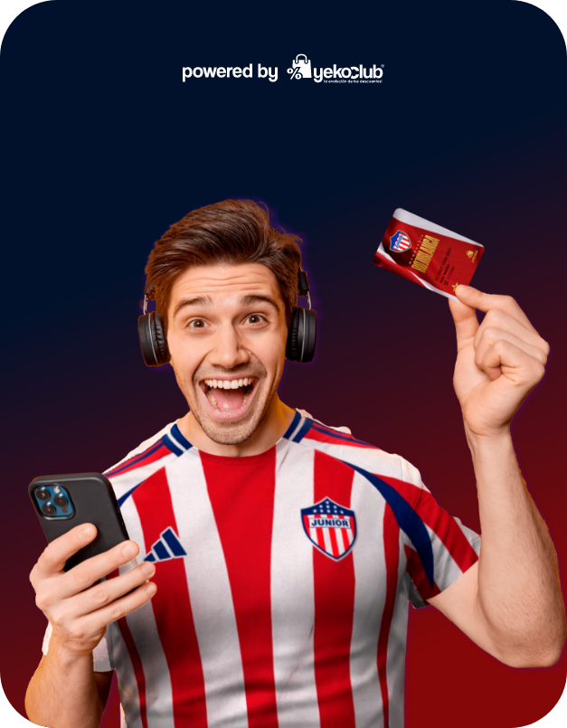 Hombre sujetando la tarjeta rojiblanca